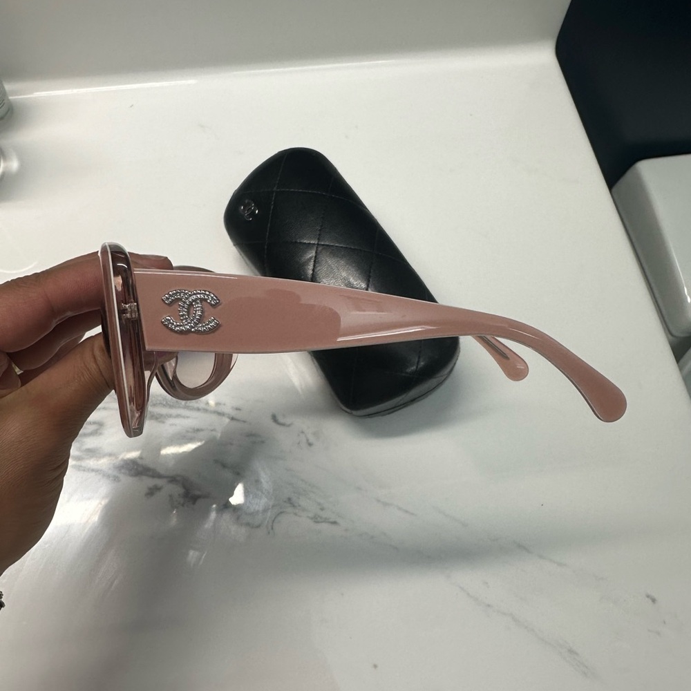 CHANEL Pink and Black Oversized Sunglasses - Picture 3 of 15